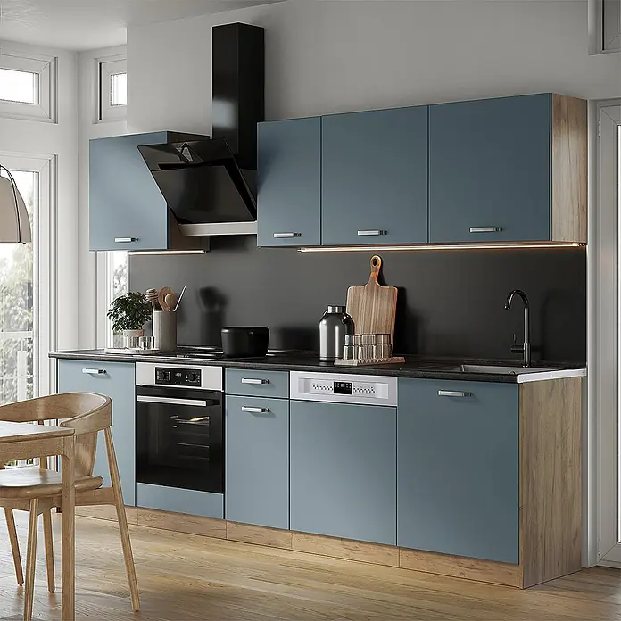Küchenzeile R-Line 280 cm Blau-Grau Art.-Nr. 67169 -  - Moderne Küche mit blaugrauen Schränken, Holzdetails, schwarzer Arbeitsplatte, Einbauofen und Geschirrspüler. Schwarze Dunstabzugshaube.