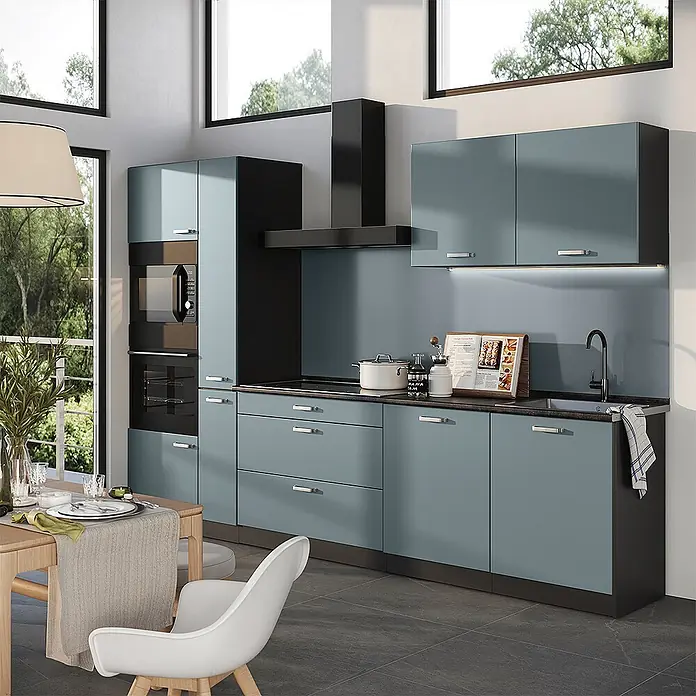Küchenzeile R-Line 310 cm Blau-Grau Art.-Nr. 67202 -  - Moderne blaugraue Küche mit integrierten schwarzen Geräten, schwarzen Arbeitsplatten und Hängeschränken in einem hellen Raum mit Esstisch.