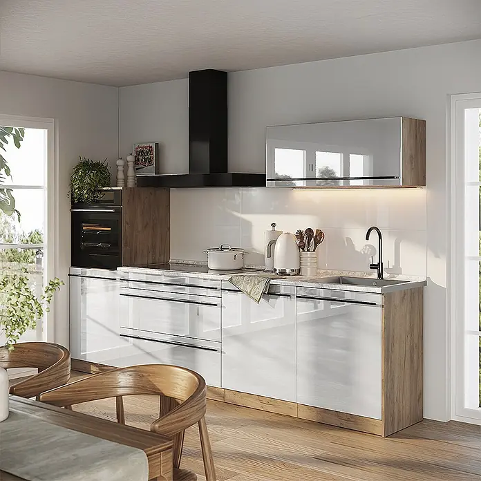 Küchenzeile R-Line 280 cm Weiß Hochglanz Art.-Nr. 66494 -  - Moderne Küche mit weißen Hochglanzschränken, hellen Holzakzenten, schwarzem Ofen und Dunstabzugshaube, ausgestattet mit Spüle und Kochfeld.