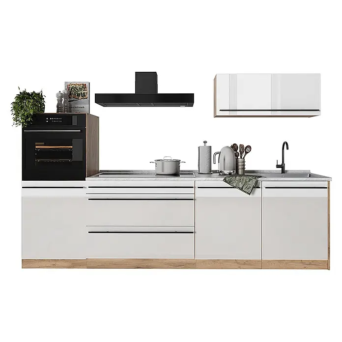 Küchenzeile R-Line 280 cm Weiß Hochglanz Art.-Nr. 66494 -  - Moderne Küche mit weißen Hochglanzschränken, Holzsockel, schwarzem Ofen, Kochfeld, Dunstabzugshaube und Wasserhahn. Heller Arbeitsplatte & Küchenzubehör.