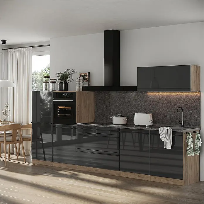 Küchenzeile R-Line 340 cm Anthrazit Hochglanz Art.-Nr. 66525 -  - Moderne Küche mit dunkelgrauen Hochglanzschränken, schwarzen Geräten und Holzakzenten.