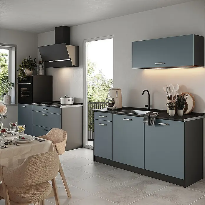 Küchenzeile R-Line 160 cm Blau-Grau Art.-Nr. 66908 -  - Moderne Küche mit blaugrauen Fronten und dunklen Arbeitsplatten, inklusive integriertem Backofen, Kochfeld und Spüle.