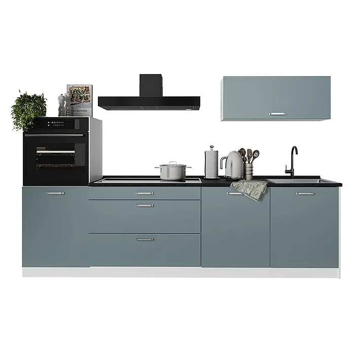 Küchenzeile R-Line 280 cm Blau-Grau Art.-Nr. 67274 -  - Moderne blaugraue Küche mit schwarzen Geräten, schwarzer Arbeitsplatte und passendem Hängeschrank, inklusive Backofen, Kochfeld, Spüle und Dunstabzugshaube.