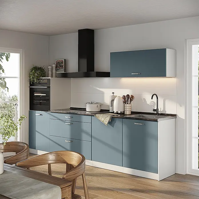 Küchenzeile R-Line 280 cm Blau-Grau Art.-Nr. 67274 -  - Moderne Küche mit blau-grauen und weißen Schränken, schwarzem Ofen, Kochfeld, Dunstabzugshaube und Spülbeckenarmatur.