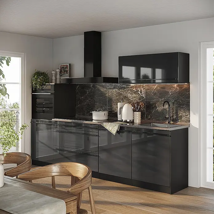 Küchenzeile R-Line 280 cm Anthrazit Hochglanz Art.-Nr. 66468 -  - Moderne Küche mit eleganten schwarzen Hochglanzschränken, dunklem Marmor-Spritzschutz und integrierten Geräten wie Ofen, Herd und Spüle.