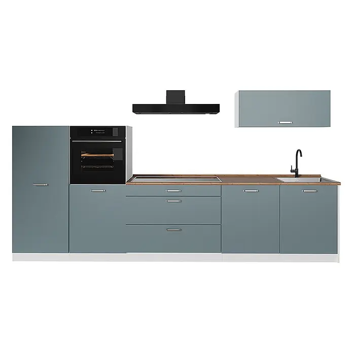 Küchenzeile R-Line 340 cm Blau-Grau Art.-Nr. 67318 -  - Eine moderne hellblau-graue Küchenzeile mit Holzoptik-Arbeitsplatte, integriertem Backofen, Kochfeld, schwarzer Dunstabzugshaube und Spüle mit schwarzem Wasserhahn.