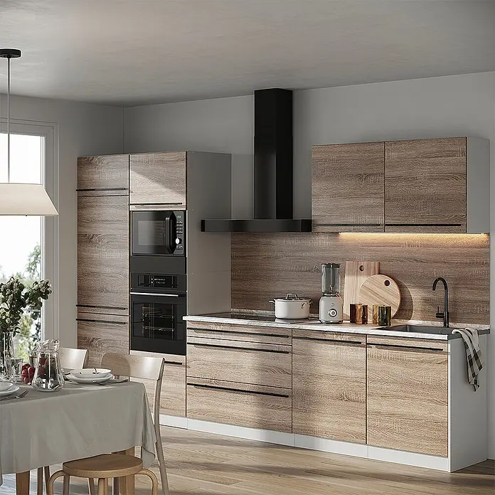 Küchenzeile R-Line 340 cm Sonoma Art.-Nr. 67365 -  - Moderne Küche mit hellen Holzmaserungsschränken, schwarzen Griffen und integrierten schwarzen Geräten. Verfügt über eine schlanke Dunstabzugshaube.