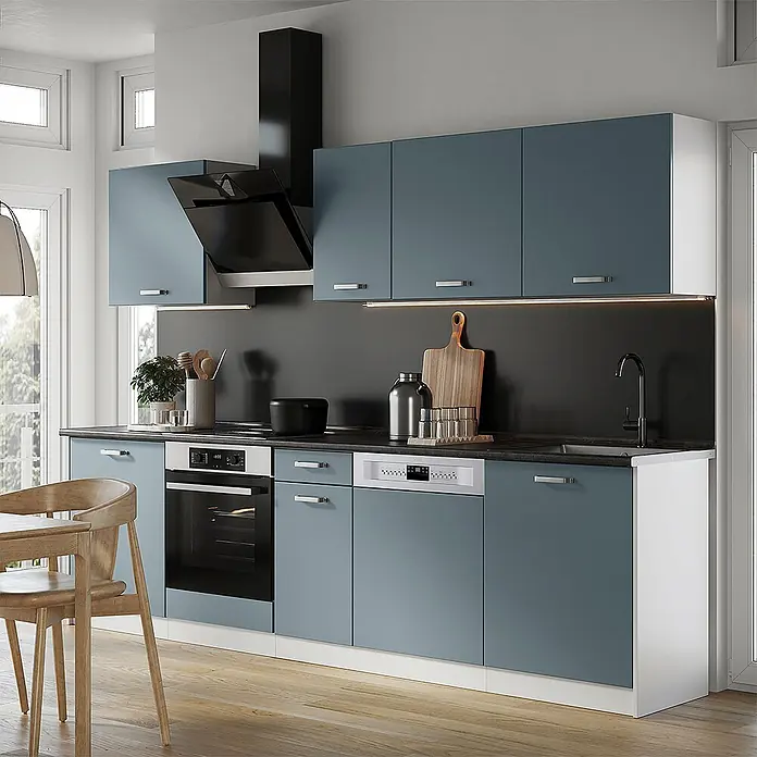 Küchenzeile R-Line 280 cm Blau-Grau Art.-Nr. 67186 -  - Moderne Küche mit blaugrauen Schränken, schwarzer Arbeitsplatte, integriertem Backofen, Geschirrspüler und Spüle.