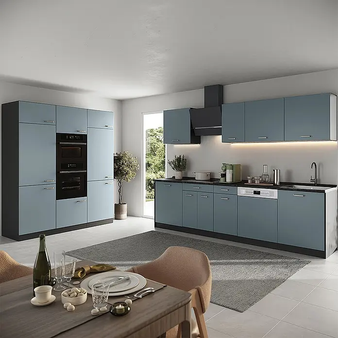 Küchenzeile R-Line 180 cm Blau-Grau Art.-Nr. 67024 -  - Moderne blaue Küche mit schwarzen Arbeitsplatten, integrierten Backöfen, Geschirrspüler und Spüle, in einem hellen Essbereich.