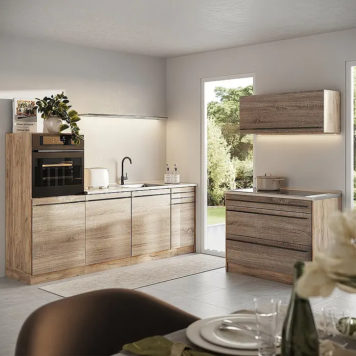 Küchenzeile R-Line 220 cm Sonoma Art.-Nr. 67439 -  - Küchenschränke in heller Holzoptik mit integriertem Backofen, Spüle und Kochfeld in einer modernen Küche.