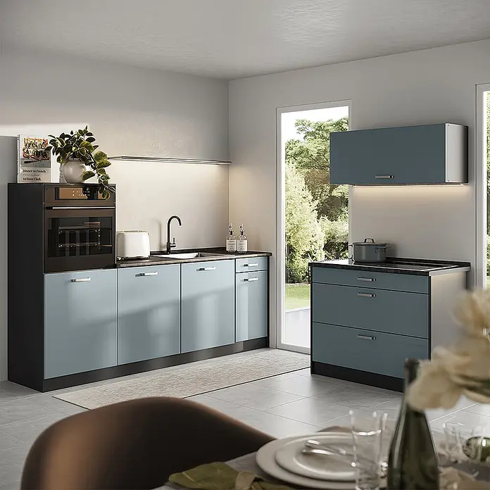 Küchenzeile R-Line 220 cm Blau-Grau Art.-Nr. 67423 -  - Moderne blau-graue Küchenschränke mit schwarzer Arbeitsplatte und Einbaubackofen für eine zeitgenössische Küche.