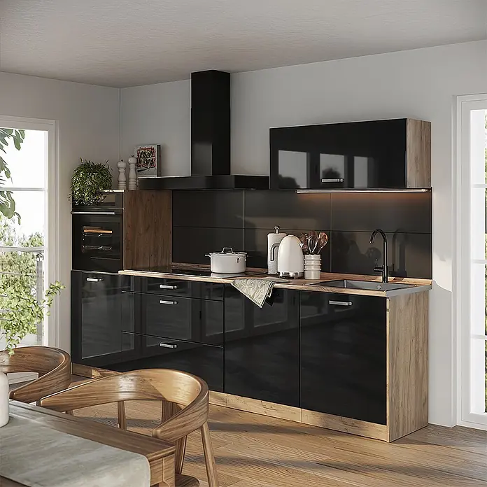 Küchenzeile R-Line 280 cm Schwarz Hochglanz Art.-Nr. 66491 -  - Moderne Küche mit schwarzen Hochglanzfronten, Holzdetails, integrierten Geräten und dunkler Arbeitsplatte mit Spüle.