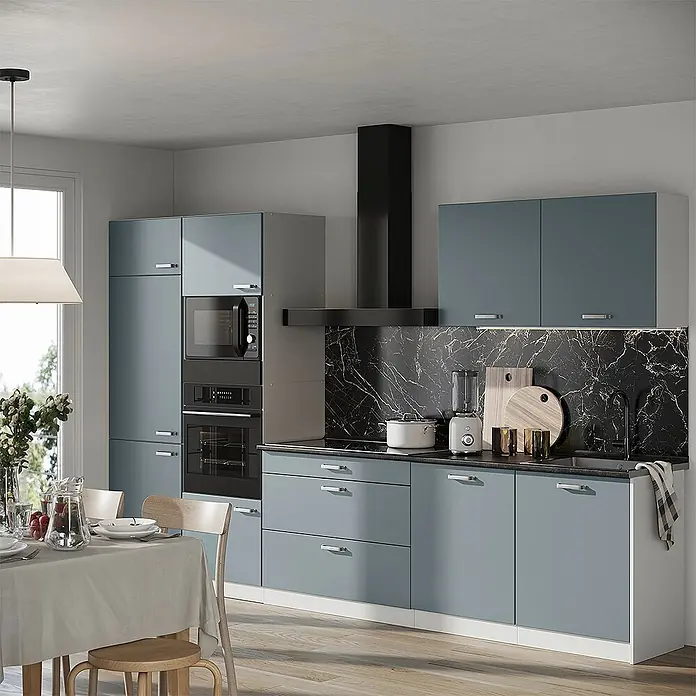 Küchenzeile R-Line 340 cm Blau-Grau Art.-Nr. 67362 -  - Moderne Küche mit blaugrauen Schränken, schwarzer Marmor-Rückwand und integrierten schwarzen Geräten.