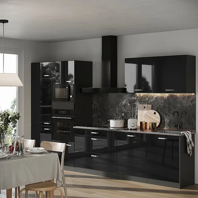 Küchenzeile R-Line 340 cm Schwarz Hochglanz Art.-Nr. 66564 -  - Moderne schwarze Küche mit Hochglanzschränken, Einbaugeräten und einer marmorierten Rückwand. Ein Essbereich ist teilweise sichtbar.