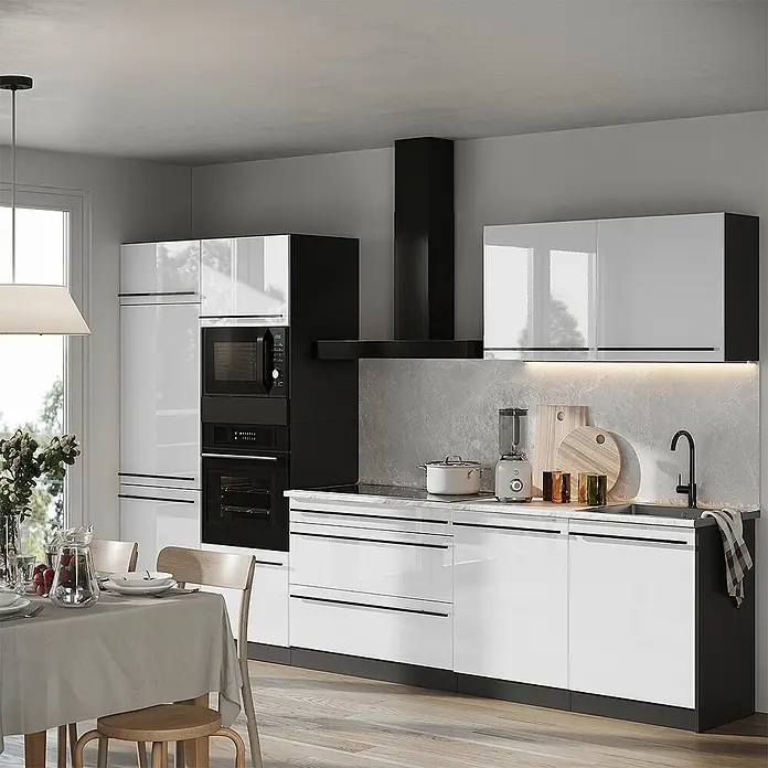 Küchenzeile R-Line 340 cm Weiß Hochglanz Art.-Nr. 66565 -  - Moderne Küche mit glänzenden Schwarz-Weiß-Schränken, integrierten Geräten und einem Essbereich.