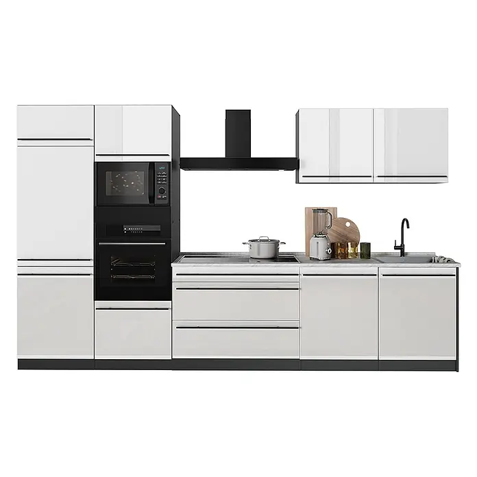 Küchenzeile R-Line 340 cm Weiß Hochglanz Art.-Nr. 66565 -  - Moderne weiße Küche mit integrierten schwarzen Geräten: Kühlschrank, Backofen, Mikrowelle, Kochfeld, Dunstabzugshaube und Spüle.