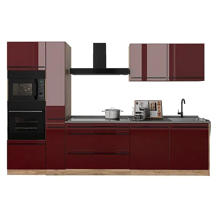 Küchenzeile R-Line 310 cm Rot Hochglanz Art.-Nr. 66444 -  - Moderne Küche mit glänzenden dunkelroten und beigefarbenen Schränken, integrierten schwarzen Geräten und dunkler Arbeitsplatte auf Holzsockel.