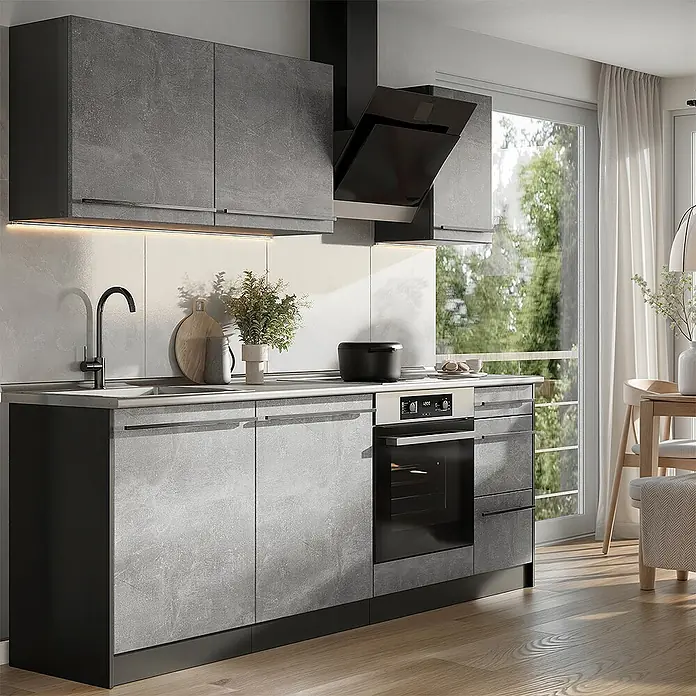 Küchenzeile R-Line 220 cm Beton Art.-Nr. 67068 -  - Moderne Küche mit grauen Betonoptik-Unter- und Oberschränken, integrierter Spüle, Backofen und schwarzer Dunstabzugshaube vor heller Rückwand.