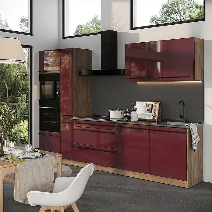 Küchenzeile R-Line 310 cm Rot Hochglanz Art.-Nr. 66444 -  - Moderne Küche mit glänzenden weinroten Schränken, Holz-Akzenten und integrierten schwarzen Geräten. Mit dunklen Arbeitsflächen.