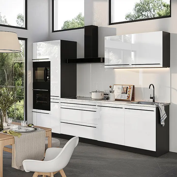 Küchenzeile R-Line 310 cm Weiß Hochglanz Art.-Nr. 66436 -  - Moderne Küche mit weißen Hochglanzschränken, schwarzen Akzenten und integrierten Geräten.