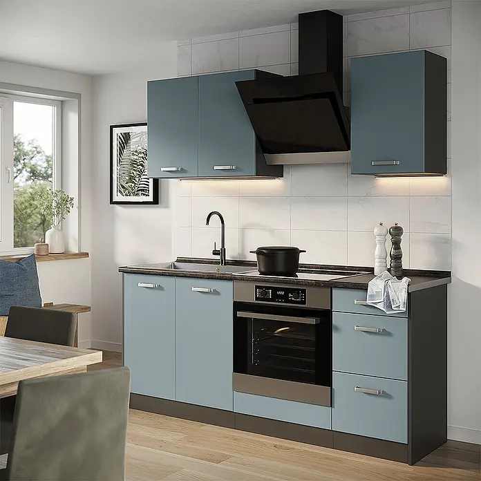 Singleküche R-Line 180 cm Blau-Grau Art.-Nr. 66983 -  - Moderne Küchenzeile mit blau-grauen Schränken, schwarzer Arbeitsplatte, integrierter Spüle, Backofen und Kochfeld in heller Küche.