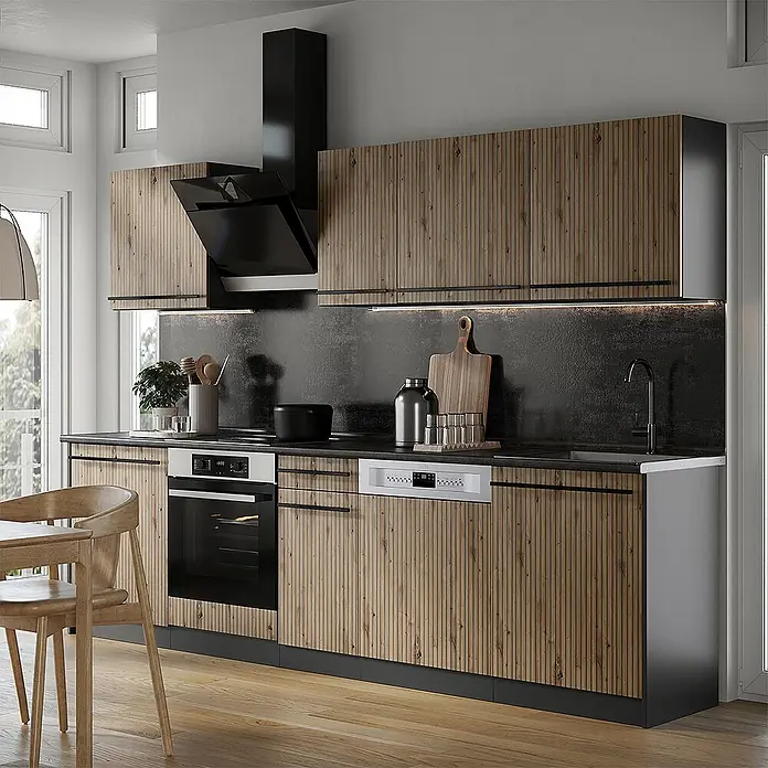 Küchenzeile R-Line 280 cm Artisan-Eiche Art.-Nr. 67151 -  - Moderne Küche mit gerippten Holzschränken, dunklen Arbeitsplatten und integrierten Geräten in zeitgemäßem Design.