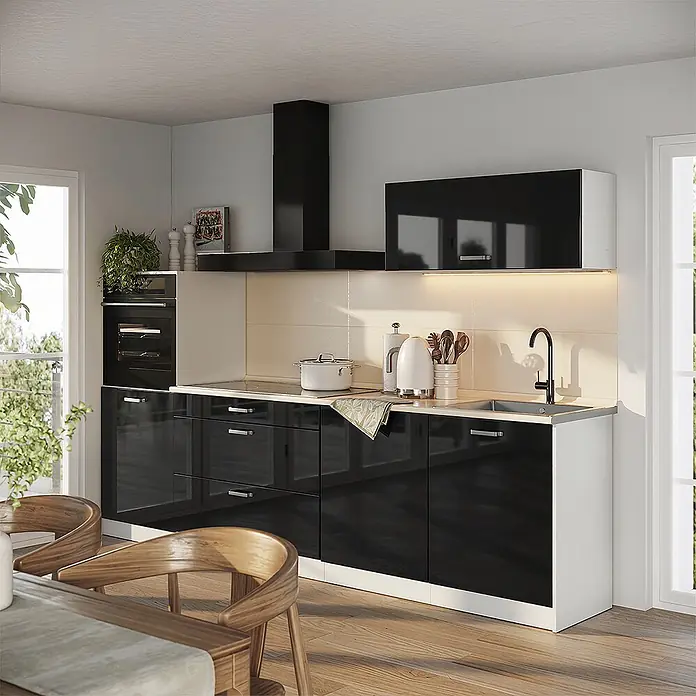 Küchenzeile R-Line 280 cm Schwarz Hochglanz Art.-Nr. 66504 -  - Moderne Küche mit schwarzen Hochglanz-Unter- und Oberschränken, weißen Seitenwänden und passender Arbeitsplatte, integrierten Geräten.