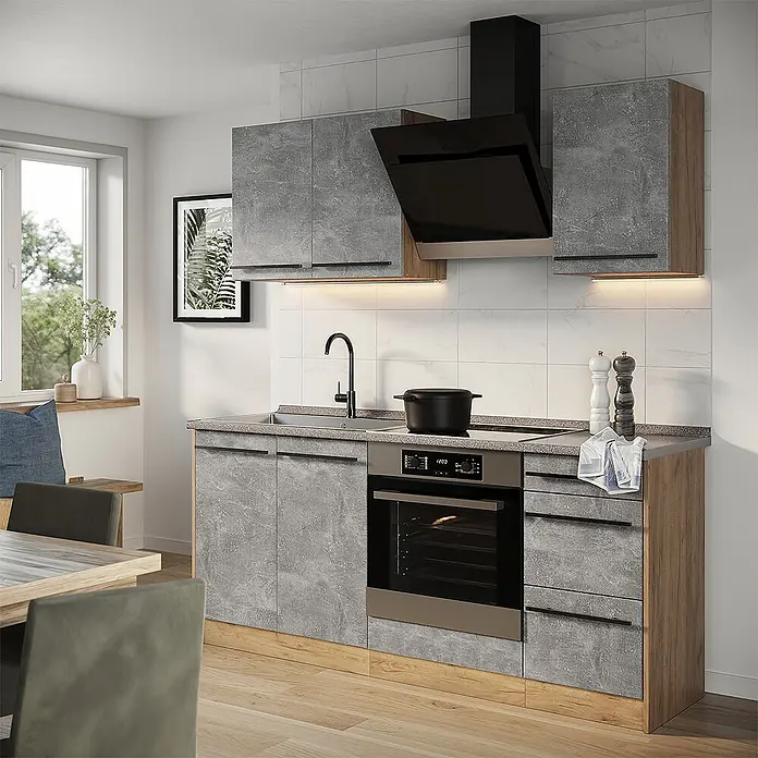 Singleküche R-Line 180 cm Beton Art.-Nr. 67035 -  - Kompakte Küche mit grauen Beton-Effekt-Türen, Holzakzenten, eingebautem Backofen, Kochfeld, Spüle und Dunstabzugshaube.