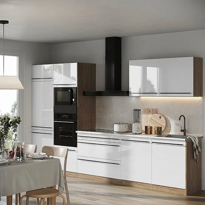Küchenzeile R-Line 340 cm Weiß Hochglanz Art.-Nr. 66584 -  - Moderne Küche mit glänzenden weißen Schränken, integrierten schwarzen Geräten, Holz Akzenten und einem Essbereich.
