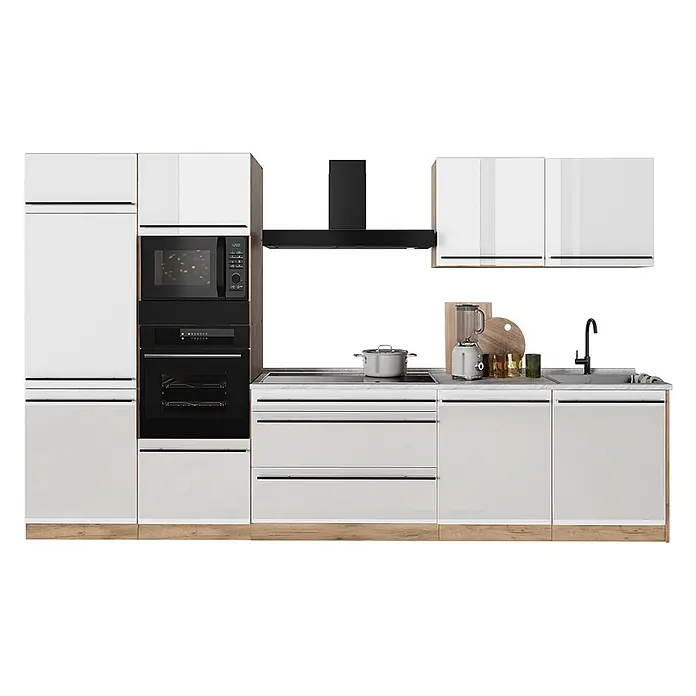 Küchenzeile R-Line 340 cm Weiß Hochglanz Art.-Nr. 66584 -  - Moderne weiße Küche mit integrierten schwarzen Geräten, Holzdetails und Marmorarbeitsplatte.