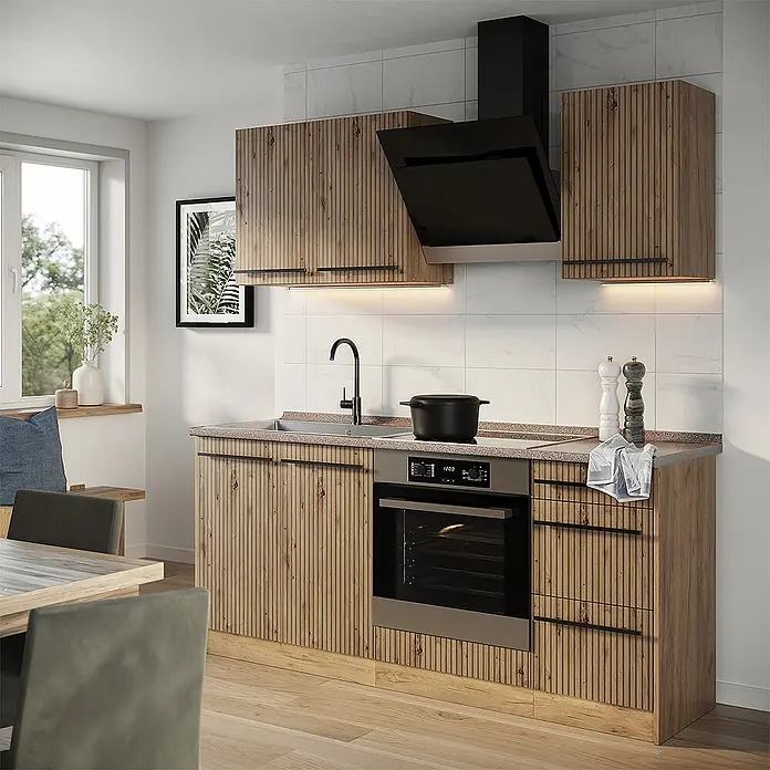 Singleküche R-Line 180 cm Artisan-Eiche Art.-Nr. 67032 -  - Moderne Küche mit gerillten Holzschränken, integrierter Spüle, Backofen, Kochfeld und Dunstabzugshaube.