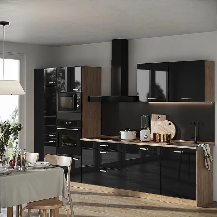 Küchenzeile R-Line 340 cm Schwarz Hochglanz Art.-Nr. 66580 -  - Moderne Küche mit schwarzen Hochglanzschränken, Holzdetails, integrierten Geräten und Essbereich.