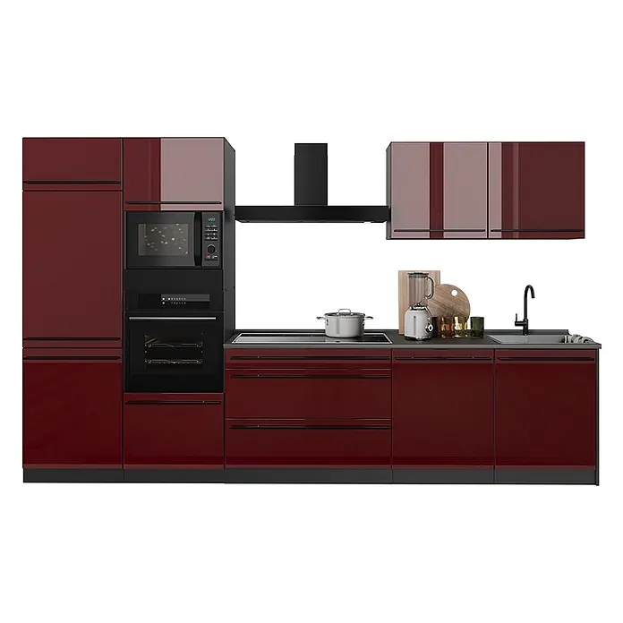 Küchenzeile R-Line 340 cm Rot Hochglanz Art.-Nr. 66558 -  - Moderne Küche mit glänzend burgunderroten Schränken, integrierten schwarzen Geräten, dunkler Arbeitsplatte und Spüle.