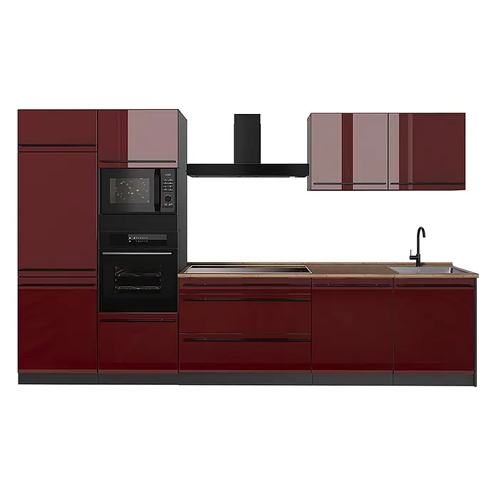 Küchenzeile R-Line 340 cm Rot Hochglanz Art.-Nr. 66558 -  - Moderne Küche mit glänzenden weinroten Schränken, schwarzen Geräten und einer Holzoptik-Arbeitsplatte, mit integriertem Ofen, Mikrowelle, Kochfeld und Spüle.