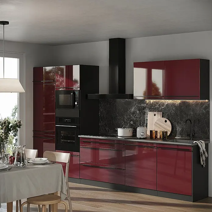 Küchenzeile R-Line 340 cm Rot Hochglanz Art.-Nr. 66558 -  - Moderne Küche mit hochglänzenden, tiefroten Schränken, schwarzen Akzenten, integrierten Geräten und Marmor-Rückwand.