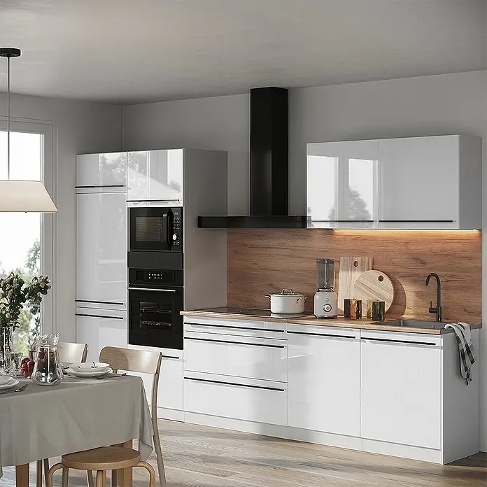 Küchenzeile R-Line 340 cm Weiß Hochglanz Art.-Nr. 66595 -  - Moderne Küche mit glänzenden weißen Schränken, integrierten Geräten und einer Holzrückwand in häuslicher Umgebung.