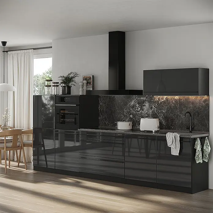Küchenzeile R-Line 340 cm Anthrazit Hochglanz Art.-Nr. 66509 -  - Elegante, moderne Küche mit hochglänzenden schwarzen Schränken, einer schwarzen Marmor-Rückwand und integrierten Geräten.
