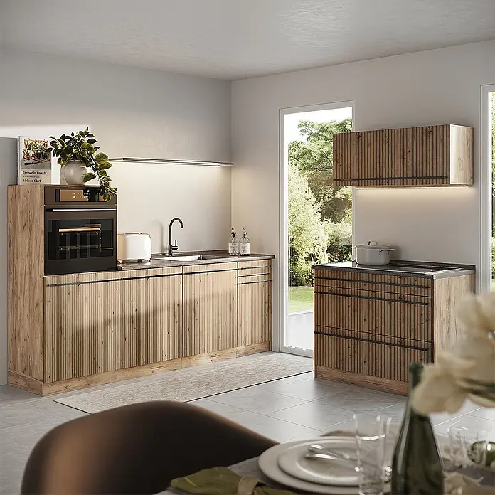 Küchenzeile R-Line 220 cm Artisan-Eiche Art.-Nr. 67425 -  - Moderne Küche mit Naturholzschränken, Lamellendesign und dunklen Arbeitsplatten, integriertem Ofen und Spüle.
