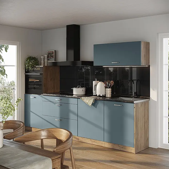 Küchenzeile R-Line 280 cm Blau-Grau Art.-Nr. 67257 -  - Moderne Küche mit blaugrauen Schränken, schwarzen Arbeitsflächen und Holzakzenten, vom Essbereich aus gesehen.