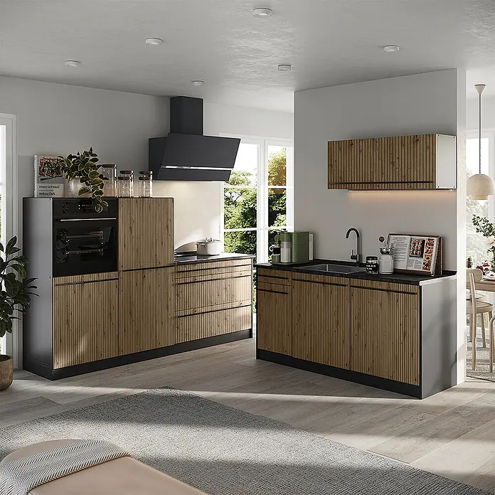 Küchenzeile R-Line 220 cm Artisan-Eiche Art.-Nr. 67076 -  - Moderne Küche mit Holzlamellenschränken, schwarzen Arbeitsplatten, integriertem Backofen und Spüle.