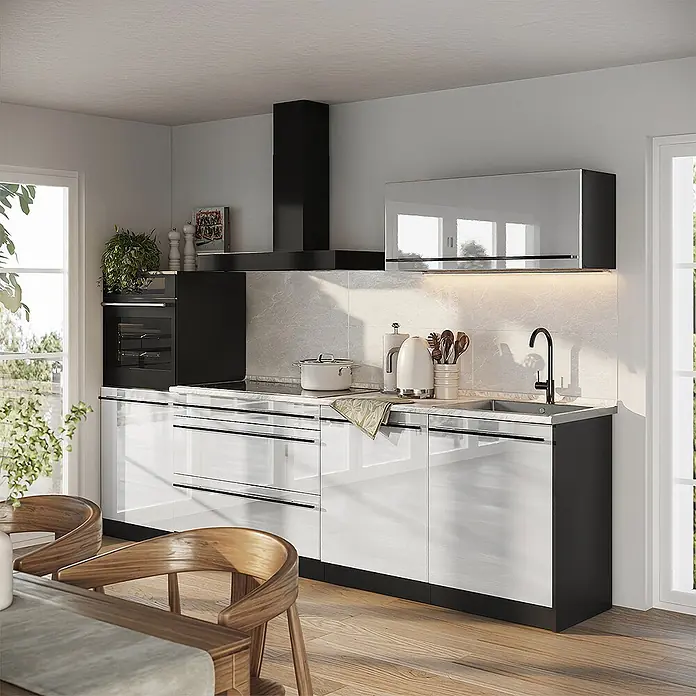 Küchenzeile R-Line 280 cm Weiß Hochglanz Art.-Nr. 66478 -  - Moderne Küche mit weißen Hochglanzschränken, schwarzem Sockel, integrierten schwarzen Geräten und grauem Marmor-Rückwand, mit Koch- und Spülbereichen.