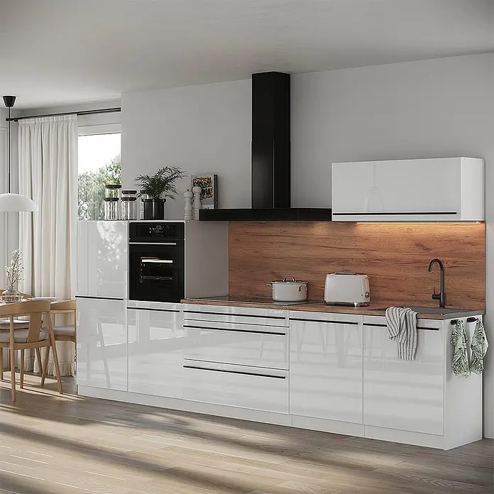 Küchenzeile R-Line 340 cm Weiß Hochglanz Art.-Nr. 66549 -  - Moderne Küche mit glänzenden weißen Schränken, Holzrückwand und schwarzen Geräten, integriert in einen offenen Wohnbereich.