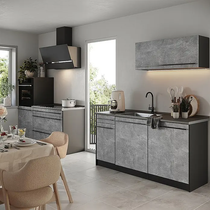 Küchenzeile R-Line 160 cm Beton Art.-Nr. 66901 -  - Moderne Küche mit grauen Schränken in Betonoptik und schwarzen Griffen, inklusive Spüle, Herd und Dunstabzugshaube.