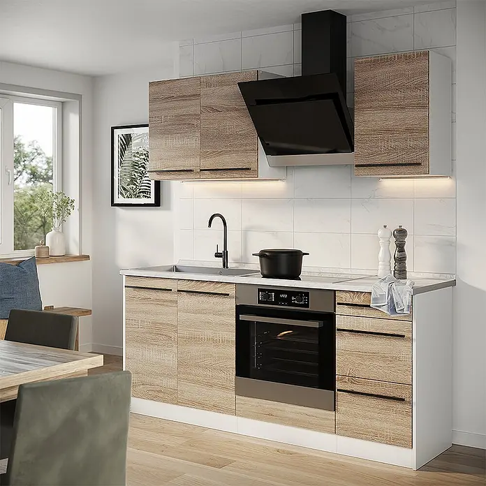 Singleküche R-Line 180 cm Sonoma Art.-Nr. 67060 -  - Moderne Küche mit hellen Holz- und weißen Schränken, schwarzen Griffen, Dunstabzugshaube, integriertem Backofen und Spüle.