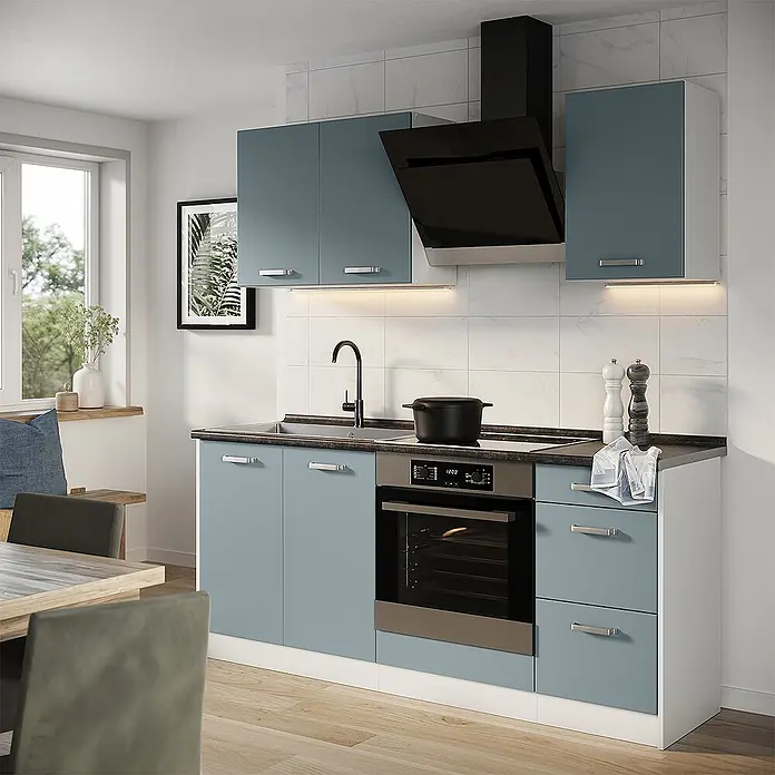 Singleküche R-Line 180 cm Blau-Grau Art.-Nr. 67055 -  - Blaugraue Küchenzeile mit schwarzer Arbeitsplatte, integrierter Spüle, Backofen und Kochfeld in moderner Küche.