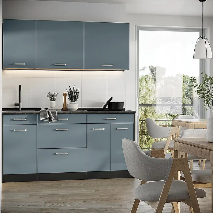 Singleküche R-Line 160 cm Blau-Grau Art.-Nr. 66894 -  - Eine moderne Küche mit blauen Ober- und Unterschränken, dunklen Arbeitsplatten und einem Essbereich mit großem Fenster.