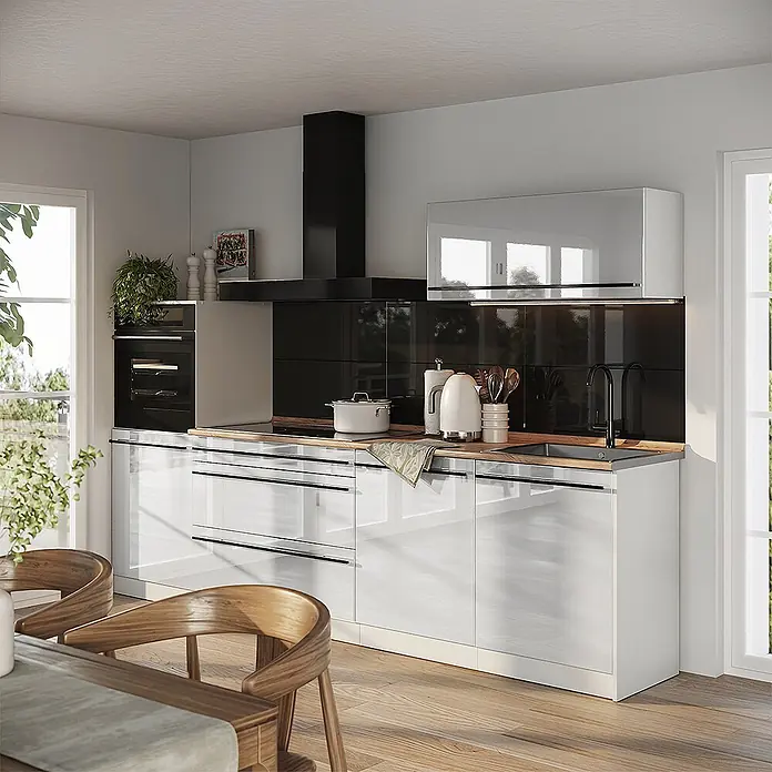 Küchenzeile R-Line 280 cm Weiß Hochglanz Art.-Nr. 66507 -  - Moderne Küche mit weißen Hochglanz-Unter- und Oberschränken, schwarzem Spritzschutz und Holz-Arbeitsplatte.