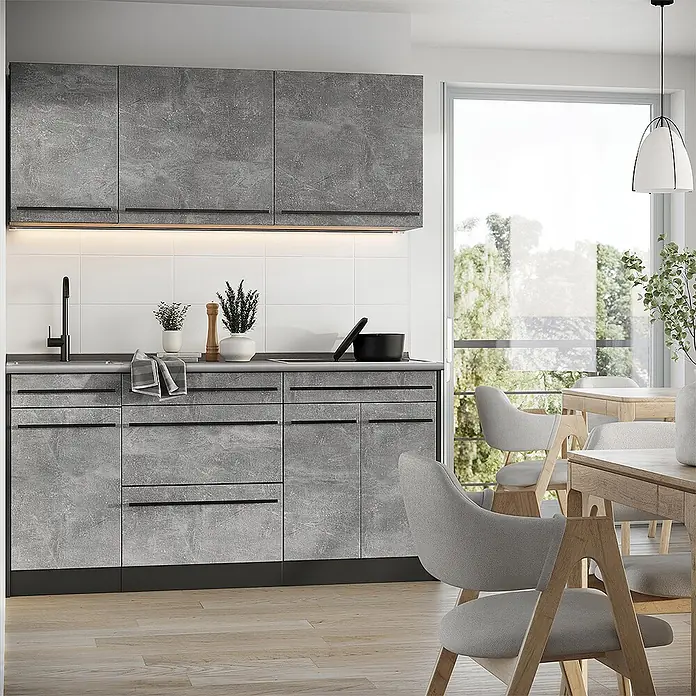 Singleküche R-Line 160 cm Beton Art.-Nr. 66890 -  - Moderne Küchenschränke in Betonoptik Grau mit schwarzen Griffen, installiert in einem hellen Küchen- und Essbereich.