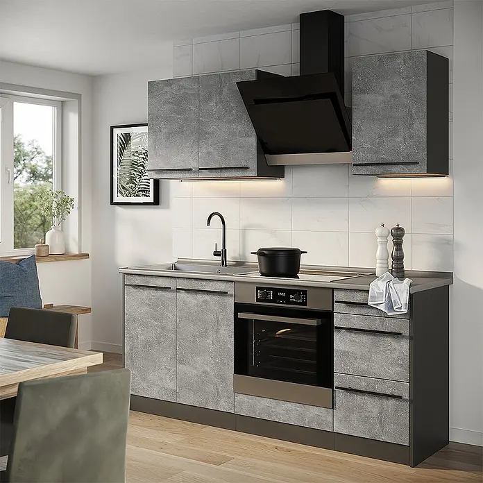 Singleküche R-Line 180 cm Beton Art.-Nr. 66980 -  - Moderne Küche in Betonoptik Grau mit integriertem Backofen, Kochfeld, Spüle und schwarzer Dunstabzugshaube.
