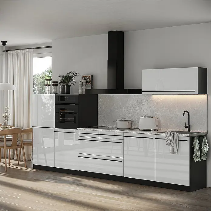 Küchenzeile R-Line 340 cm Weiß Hochglanz Art.-Nr. 66521 -  - Moderne Küche mit hochglänzenden weißen und schwarzen Schränken, inklusive integriertem Backofen, Kochfeld, Spüle und Dunstabzugshaube.